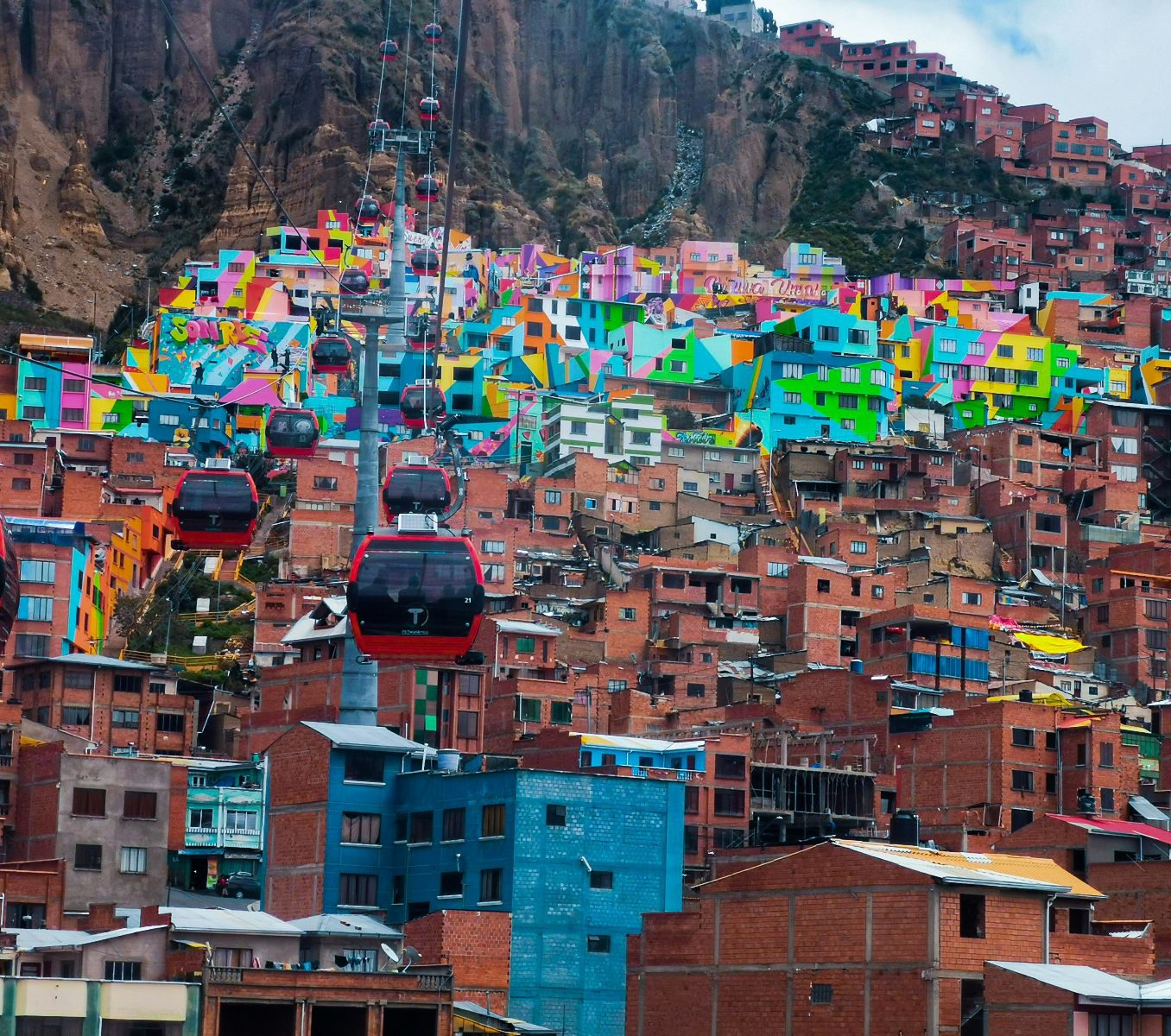 Rondreis Bolivia, La Paz, excursie La Paz Local Style, kabbelbaan met gekleurde huisjes