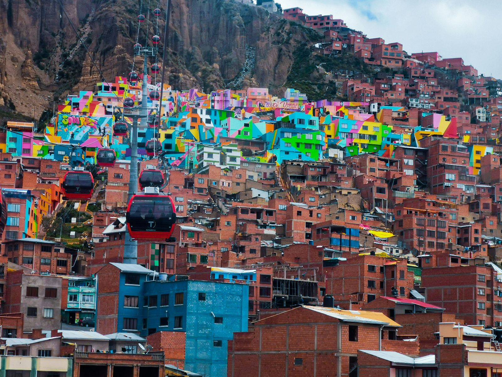 Rondreis Bolivia, La Paz, excursie La Paz Local Style, kabbelbaan met gekleurde huisjes