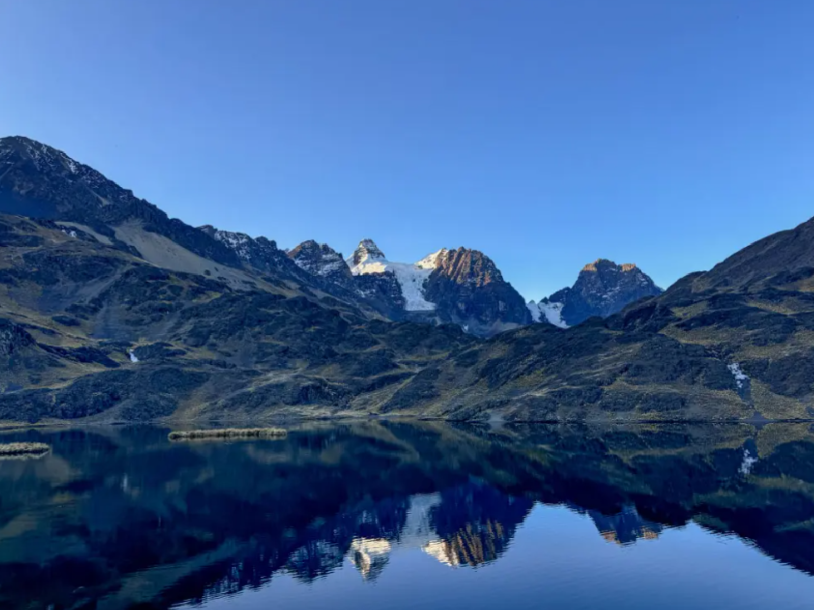Rondreis Bolivia, La Paz, excursie beklimming bergtop Pico Austria, uitzicht op meer en bergen