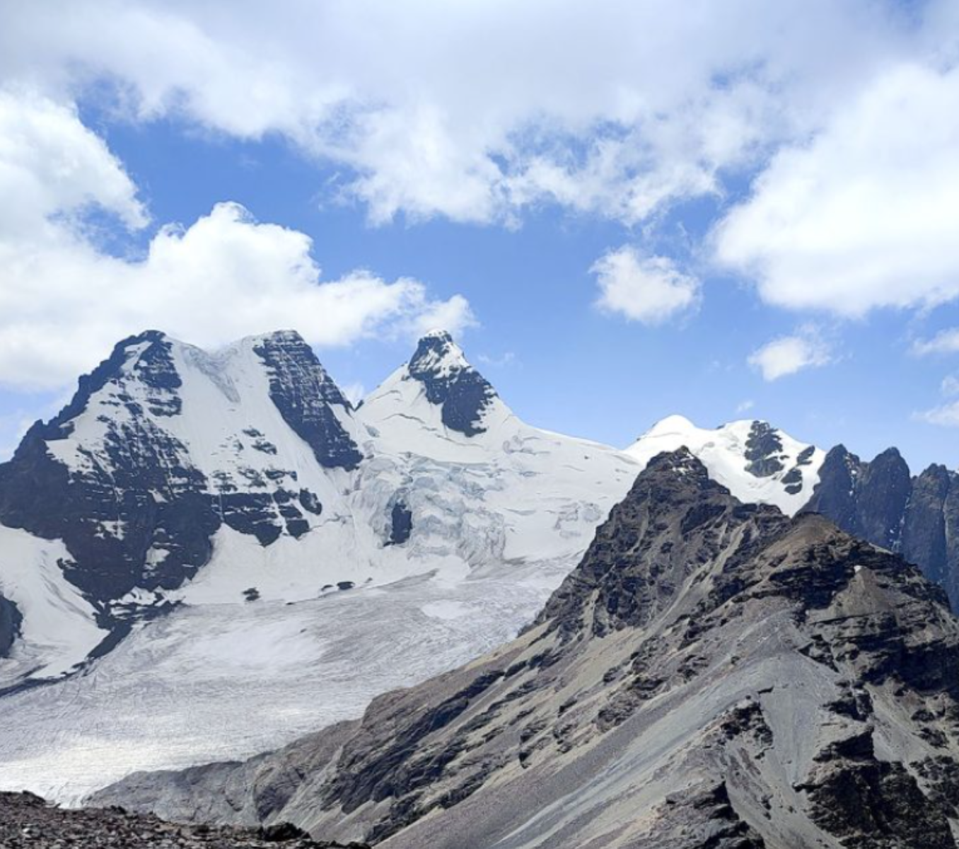 Rondreis Bolivia, La Paz, excursie beklimming bergtop Pico Austria, uitzicht op top van bergen