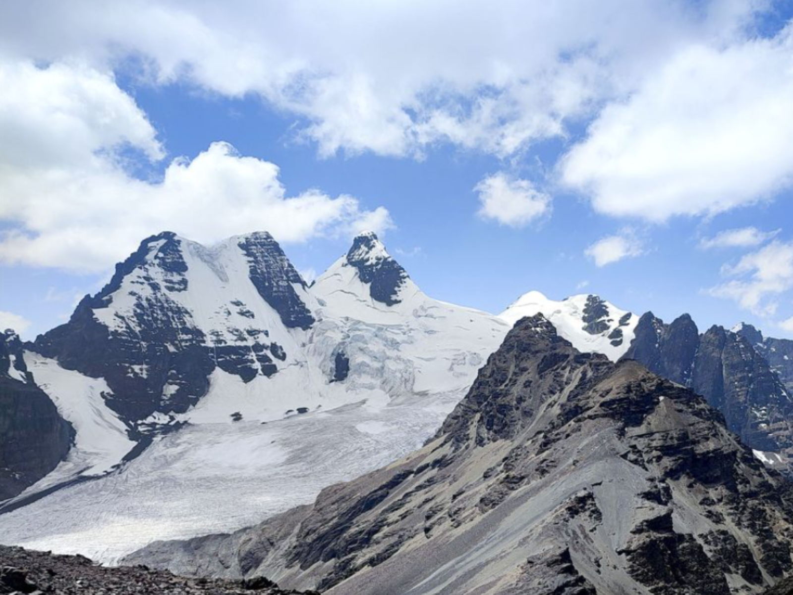 Rondreis Bolivia, La Paz, excursie beklimming bergtop Pico Austria, uitzicht op top van bergen