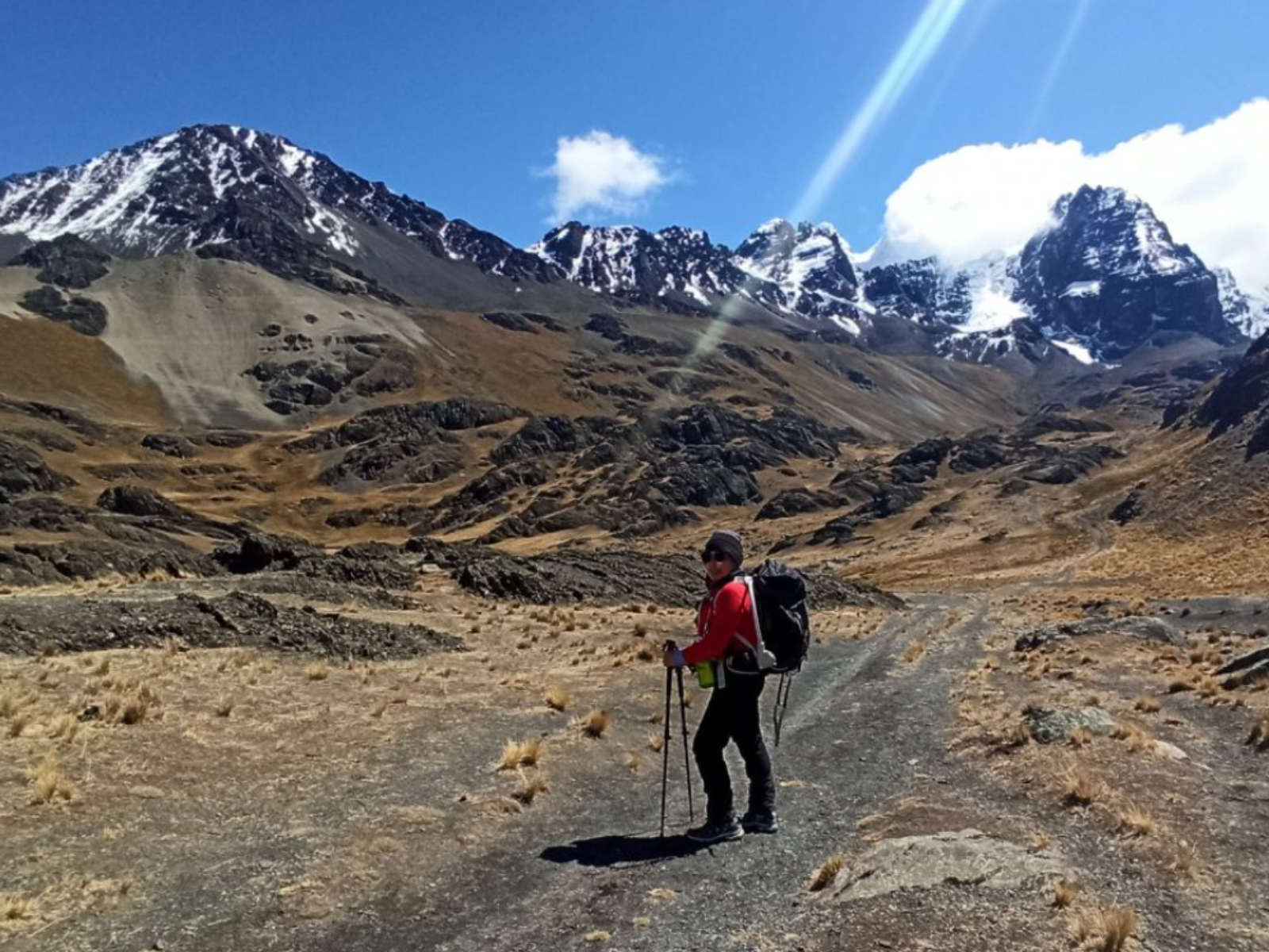 Rondreis Bolivia, La Paz, excursie beklimming bergtop Pico Austria, vrouw poseert