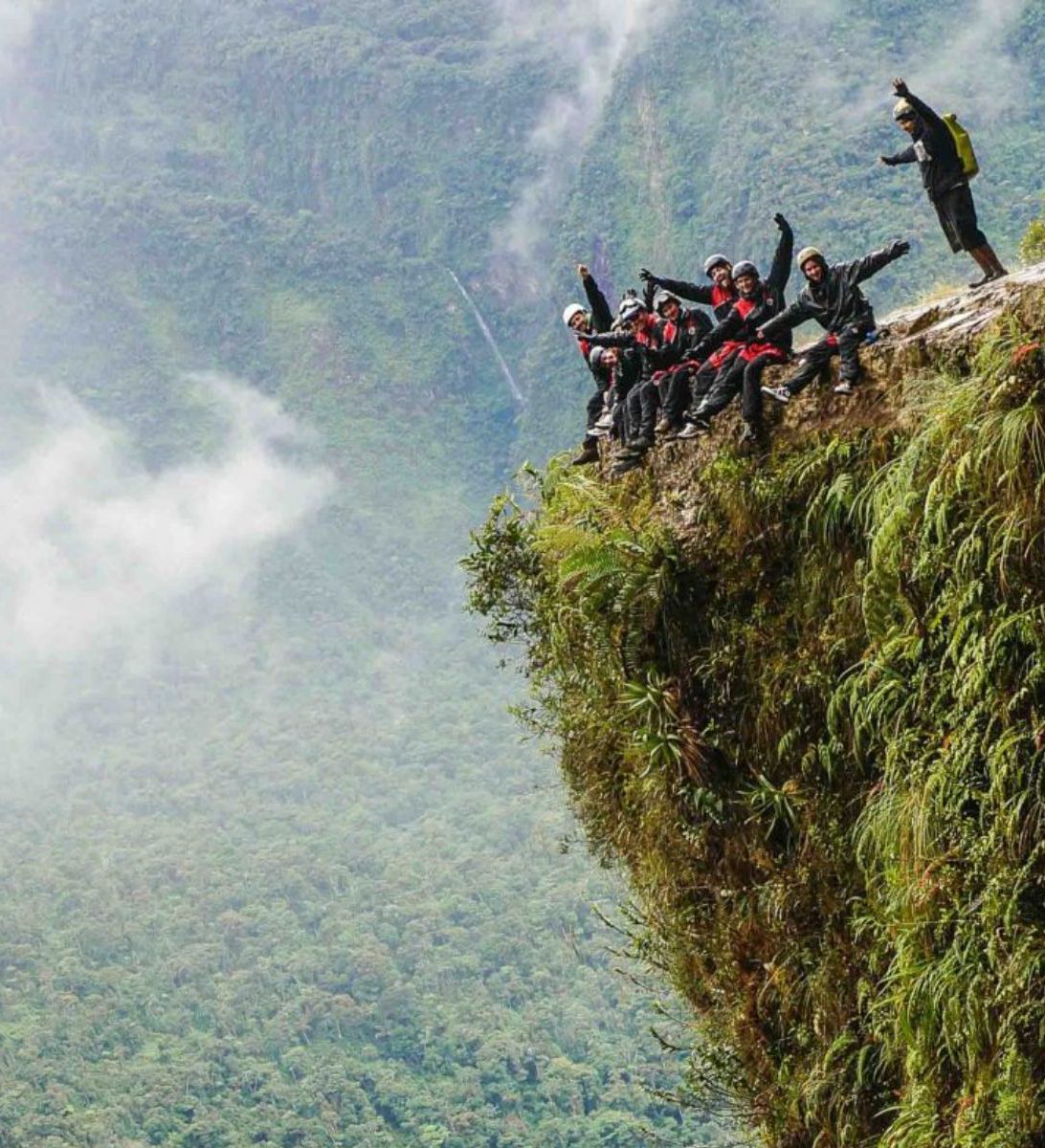 Rondreis Bolivia, La Paz, excursie mountainbiken Death Road, groep fietsers bovenop een klif