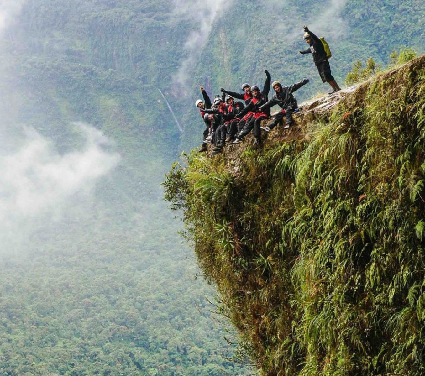 Rondreis Bolivia, La Paz, excursie mountainbiken Death Road, groep fietsers bovenop een klif