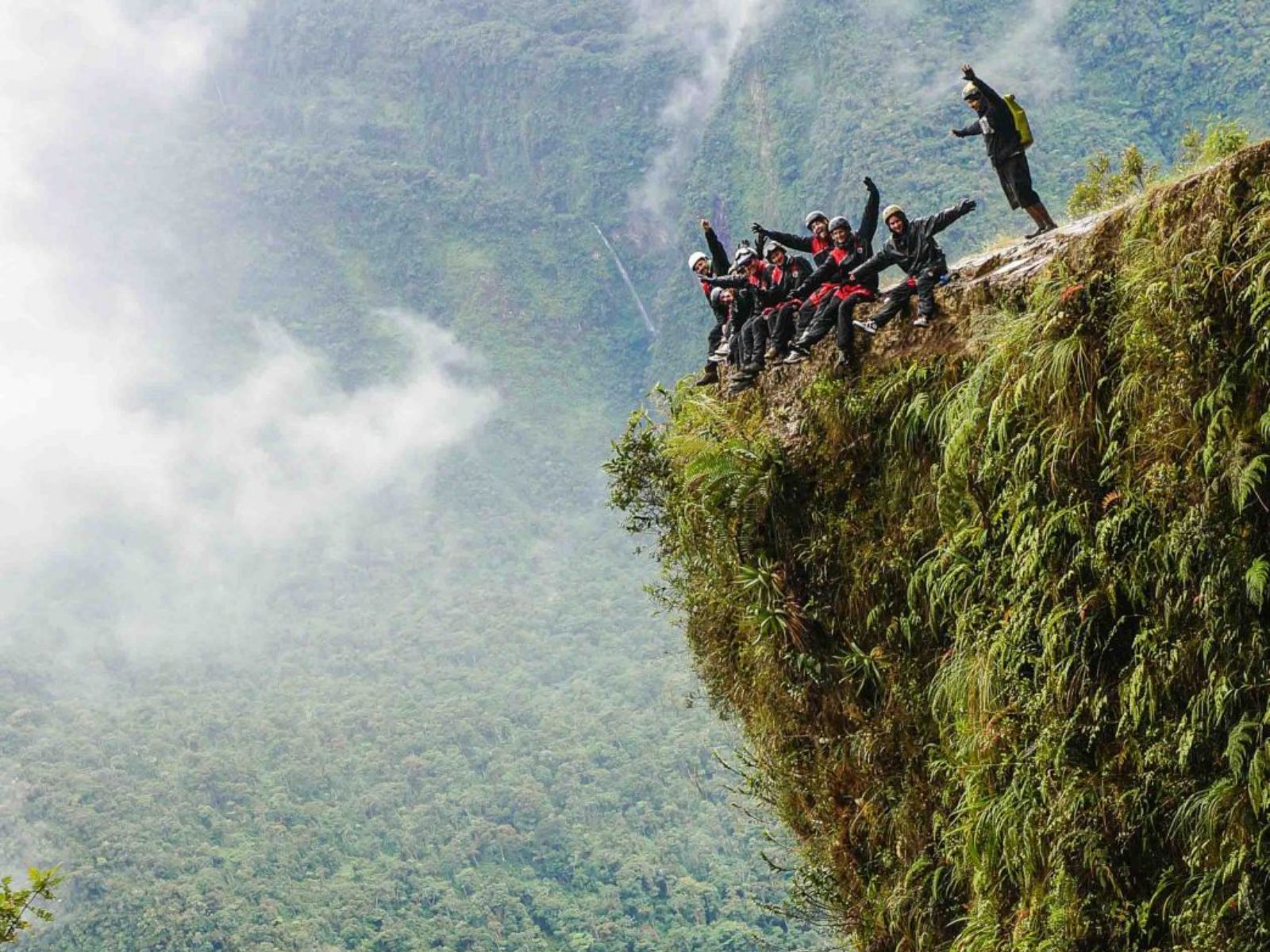 Rondreis Bolivia, La Paz, excursie mountainbiken Death Road, groep fietsers bovenop een klif
