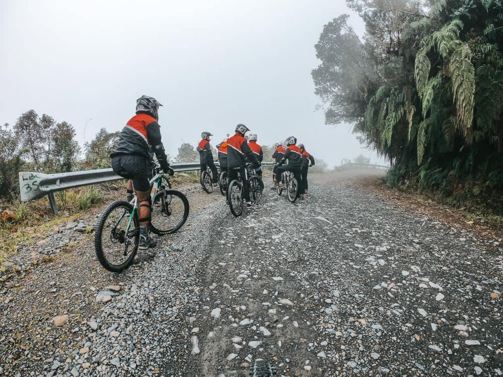 Rondreis Bolivia, La Paz, excursie mountainbiken Death Road, groep fietsers over Death Road
