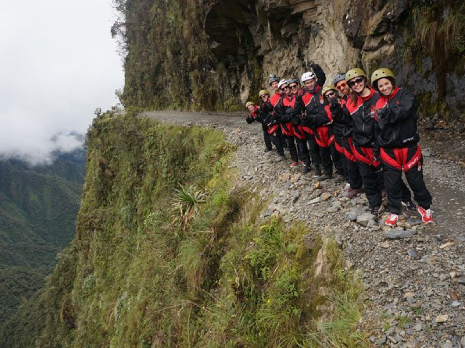 Rondreis Bolivia, La Paz, excursie mountainbiken Death Road, groep fietsers poserend op Death Road