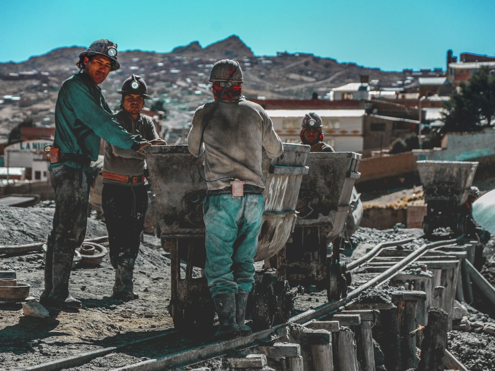 Rondreis Bolivia, Potosi, excursie de zilvermijnen van Potosi, groep mijnwerkers