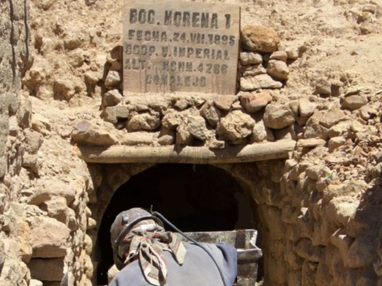 Rondreis Bolivia, Potosi, excursie de zilvermijnen van Potosi, ingang zilvermijn