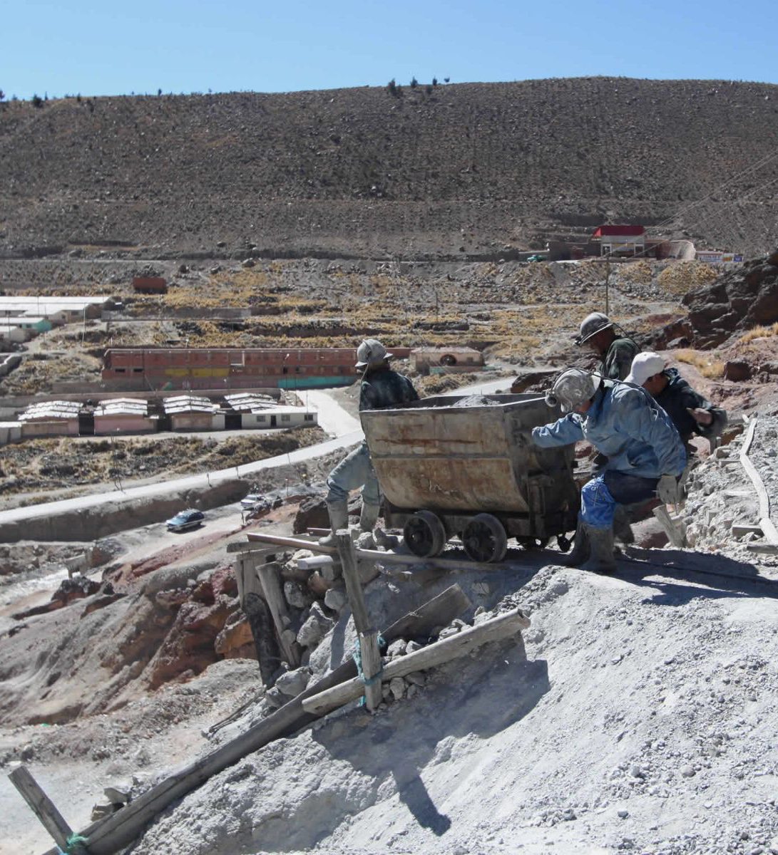 Rondreis Bolivia, Potosi, excursie de zilvermijnen van Potosi, mijners die een mijnkar trekken