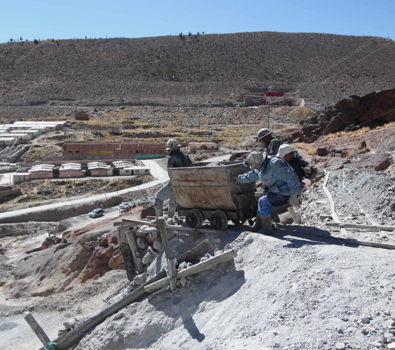 Rondreis Bolivia, Potosi, excursie de zilvermijnen van Potosi, mijners die een mijnkar trekken