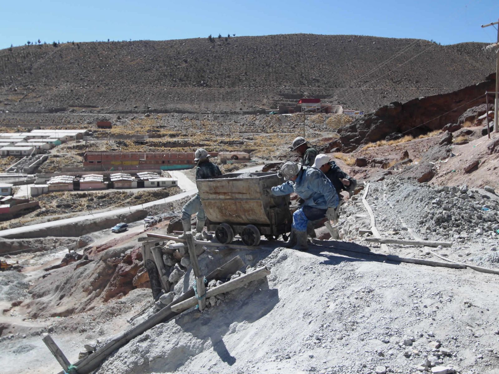 Rondreis Bolivia, Potosi, excursie de zilvermijnen van Potosi, mijners die een mijnkar trekken