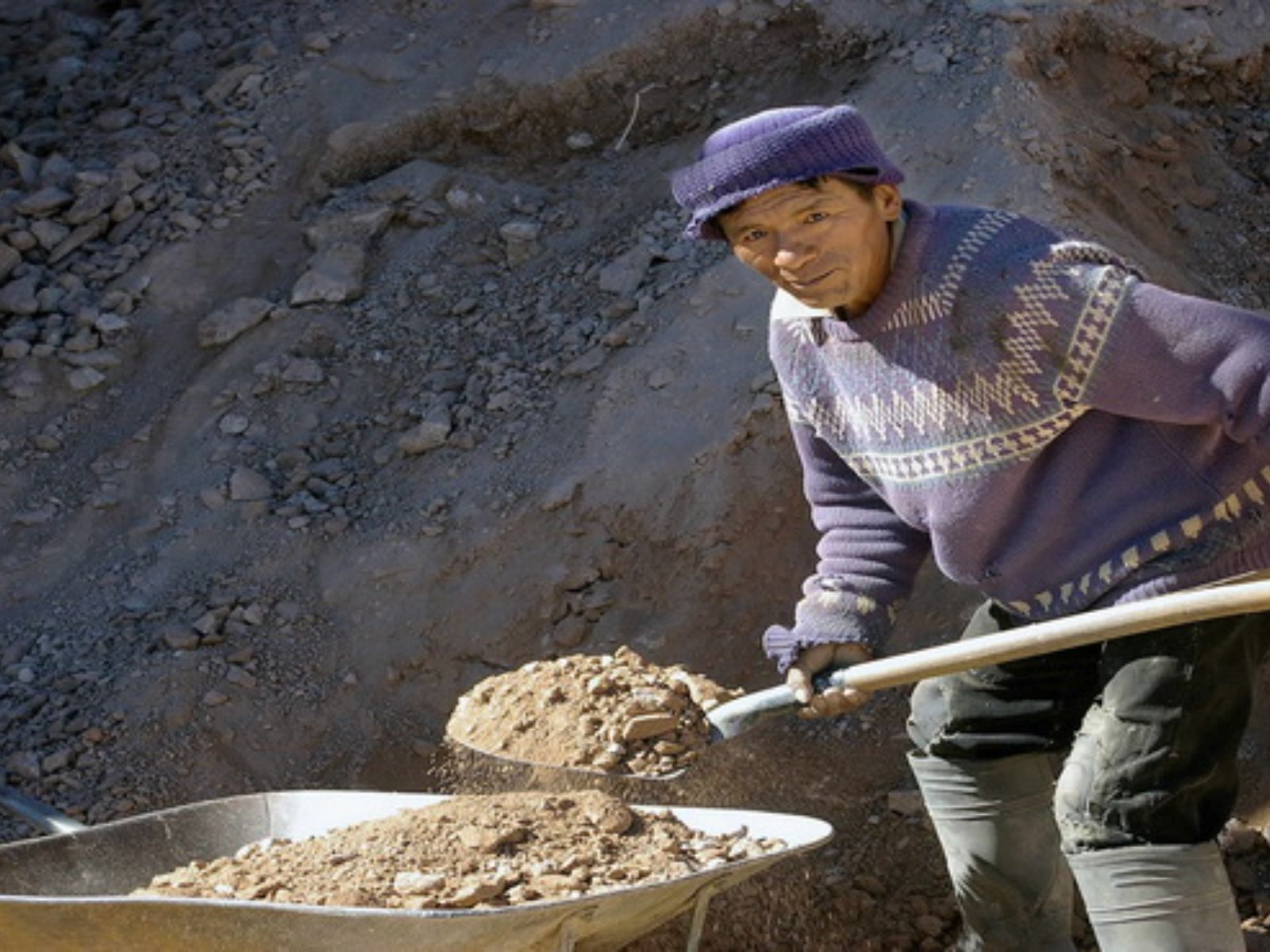 Rondreis Bolivia, Potosi, excursie de zilvermijnen van Potosi, mijnwerker met een schep