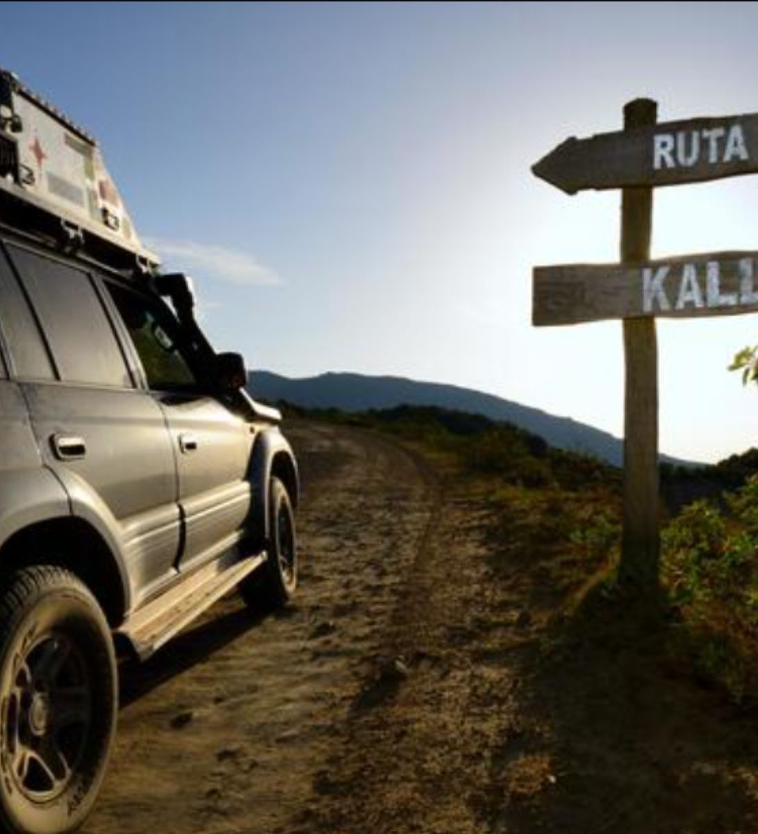 Rondreis Bolivia, Samaipata, excursie 4WD in de voetsporen van Che, auto met wegwijzer