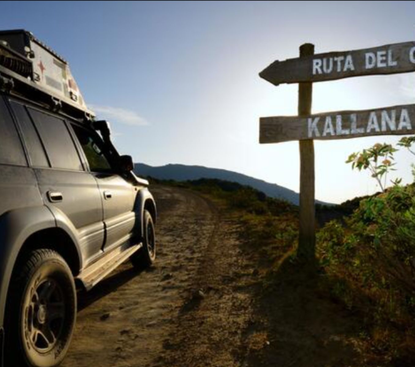 Rondreis Bolivia, Samaipata, excursie 4WD in de voetsporen van Che, auto met wegwijzer