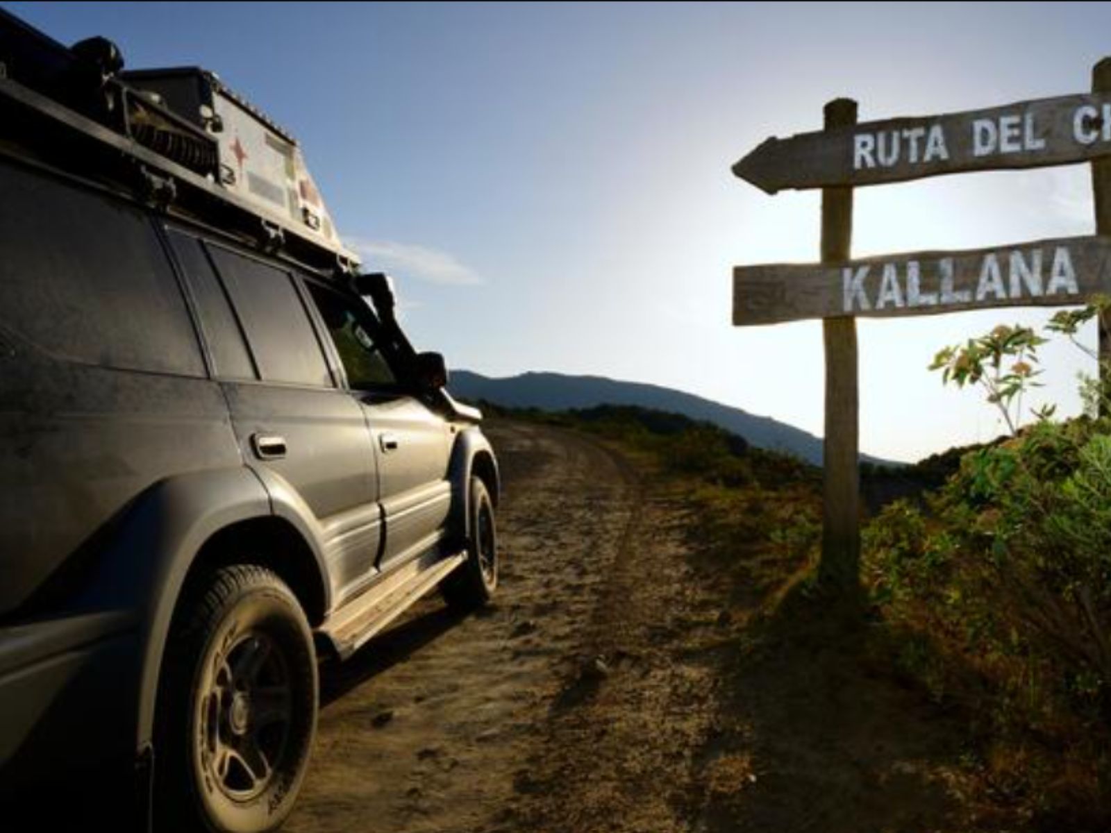 Rondreis Bolivia, Samaipata, excursie 4WD in de voetsporen van Che, auto met wegwijzer