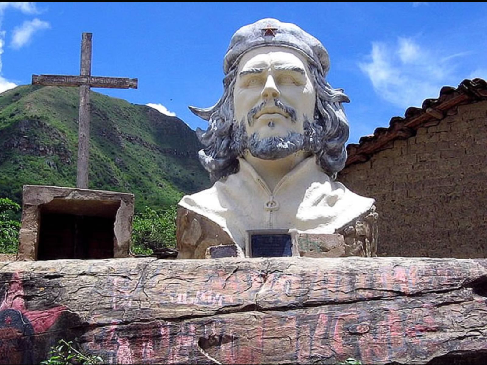 Rondreis Bolivia, Samaipata, excursie 4WD in de voetsporen van Che, standbeeld van Che Guevara op een steen