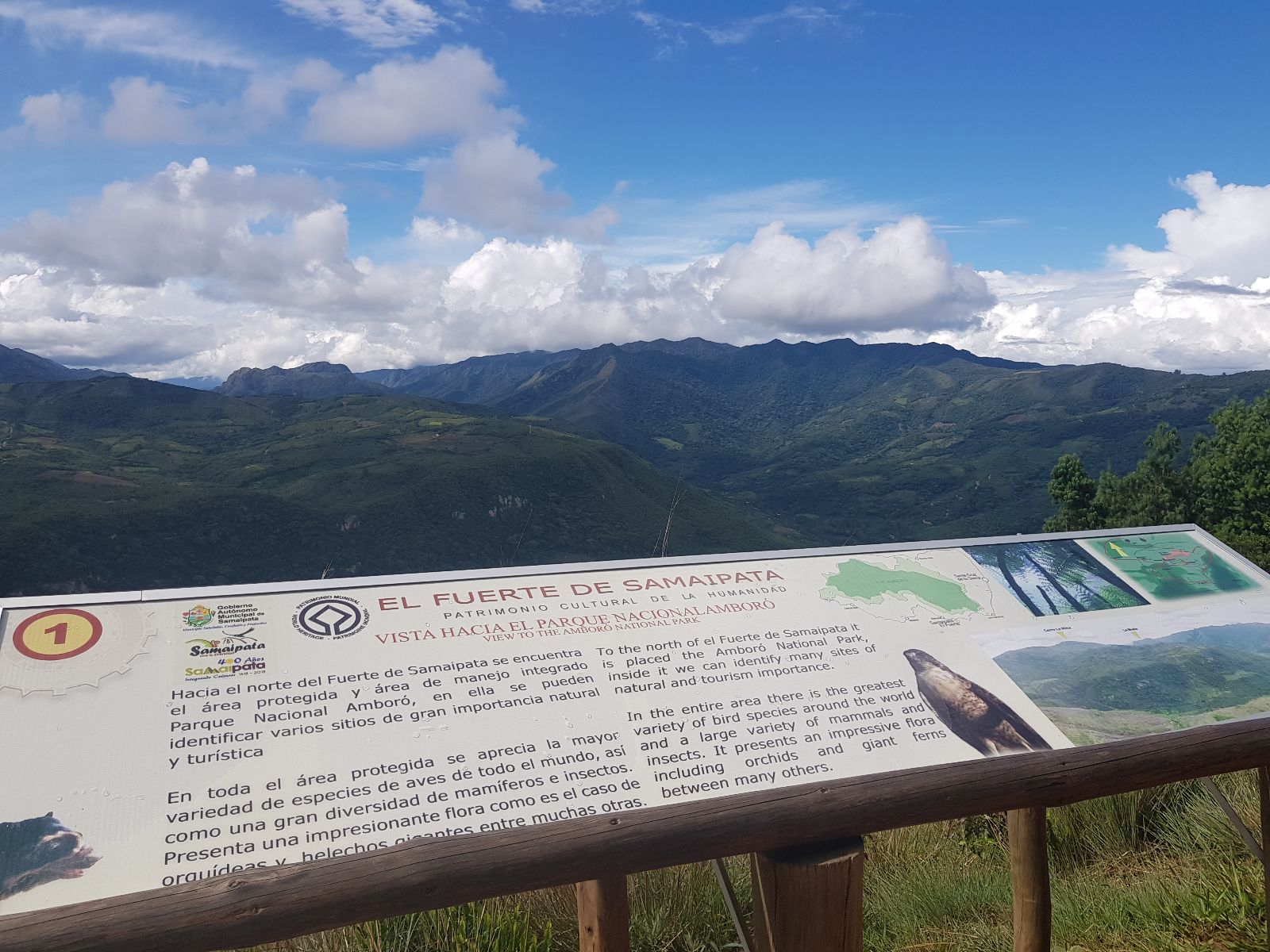 Rondreis Bolivia, Samaipata, excursie El Fuerte en Amboro National Park, informatiebord met uitzicht op bergen