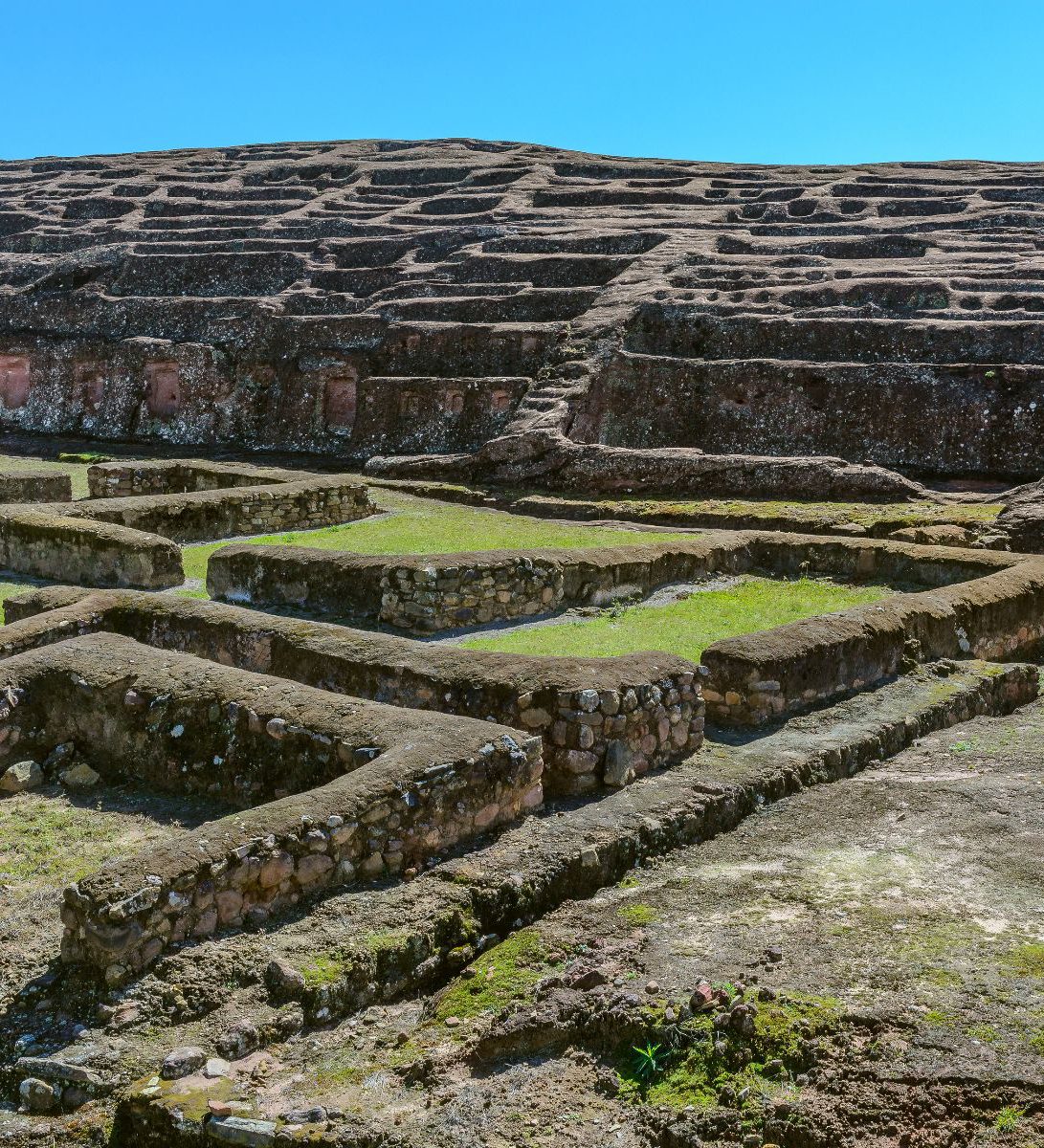 Rondreis Bolivia, Samaipata, excursie El Fuerte en Amboro National Park, ruïnes El Fuerte met blauwe lucht
