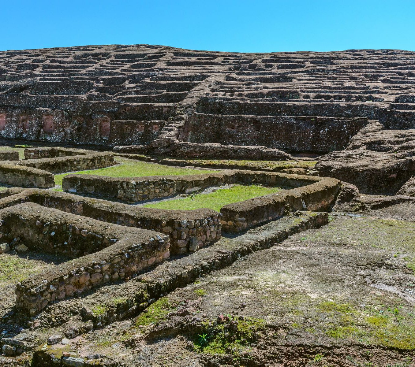 Rondreis Bolivia, Samaipata, excursie El Fuerte en Amboro National Park, ruïnes El Fuerte met blauwe lucht