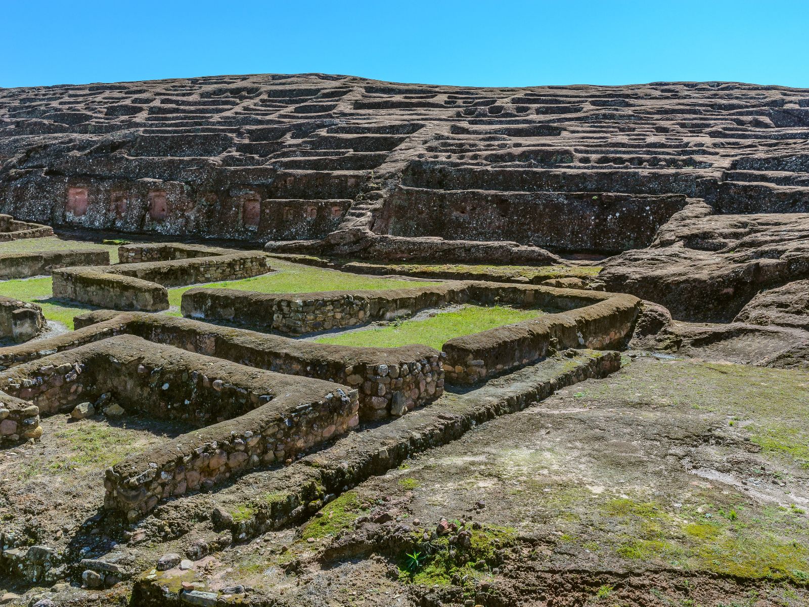 Rondreis Bolivia, Samaipata, excursie El Fuerte en Amboro National Park, ruïnes El Fuerte met blauwe lucht