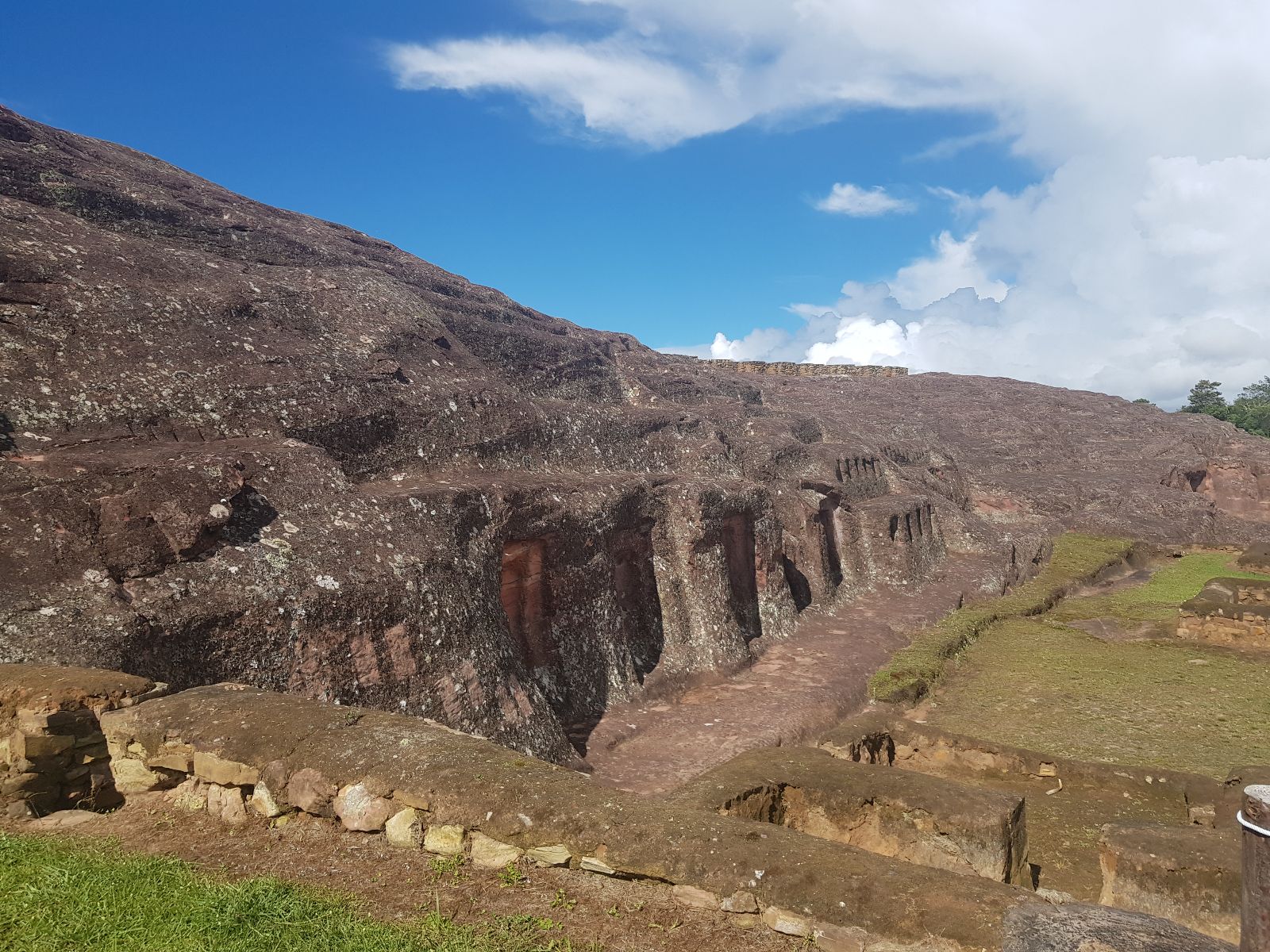 Rondreis Bolivia, Samaipata, excursie El Fuerte en Amboro National Park, ruïnes zijaanzicht