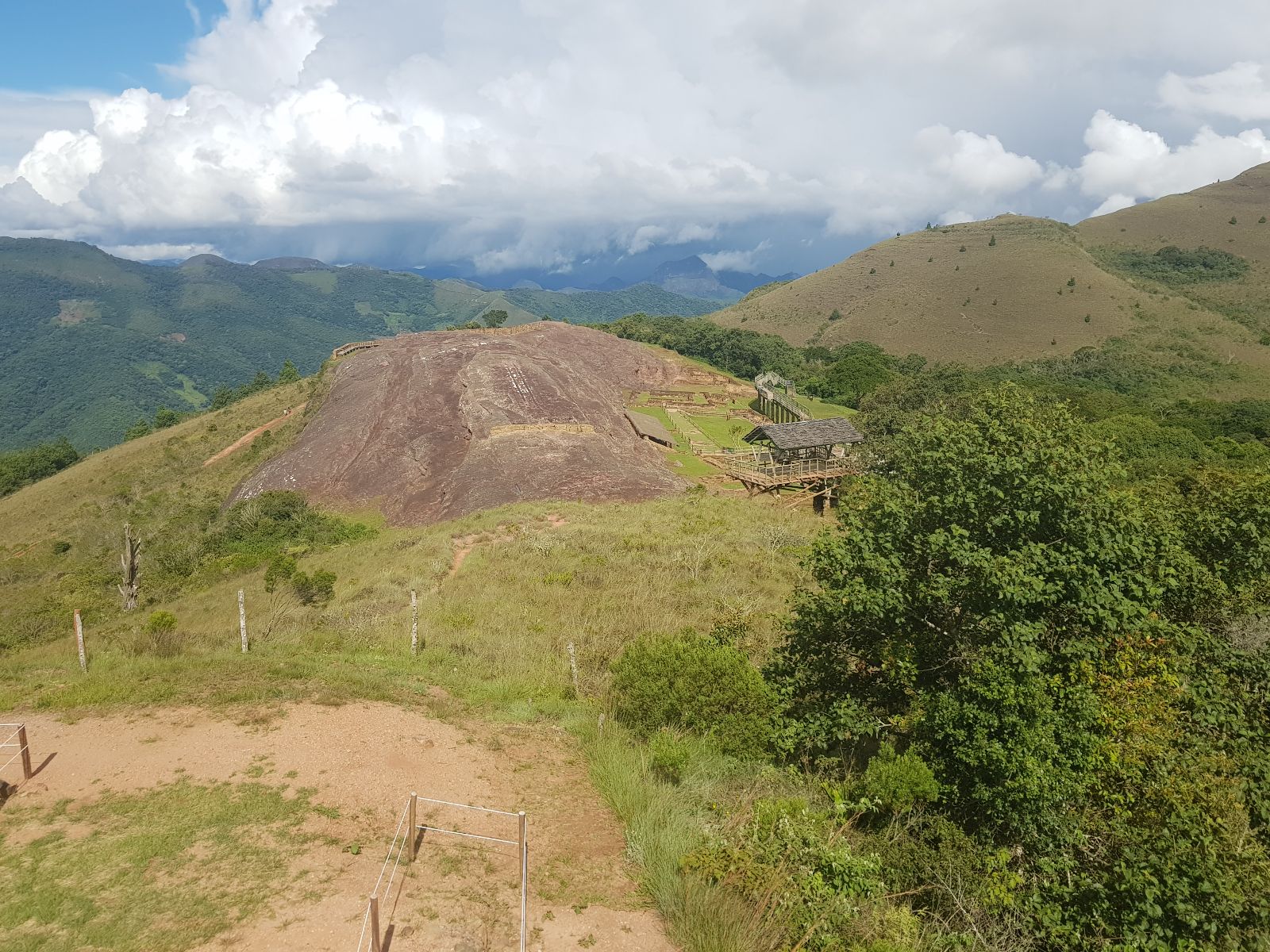Rondreis Bolivia, Samaipata, excursie El Fuerte en Amboro National Park, uitzicht op ruïnes El Fuerte