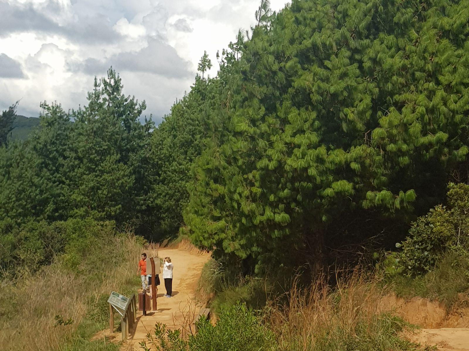 Rondreis Bolivia, Samaipata, excursie El Fuerte en Amboro National Park, wandelaars op het pad