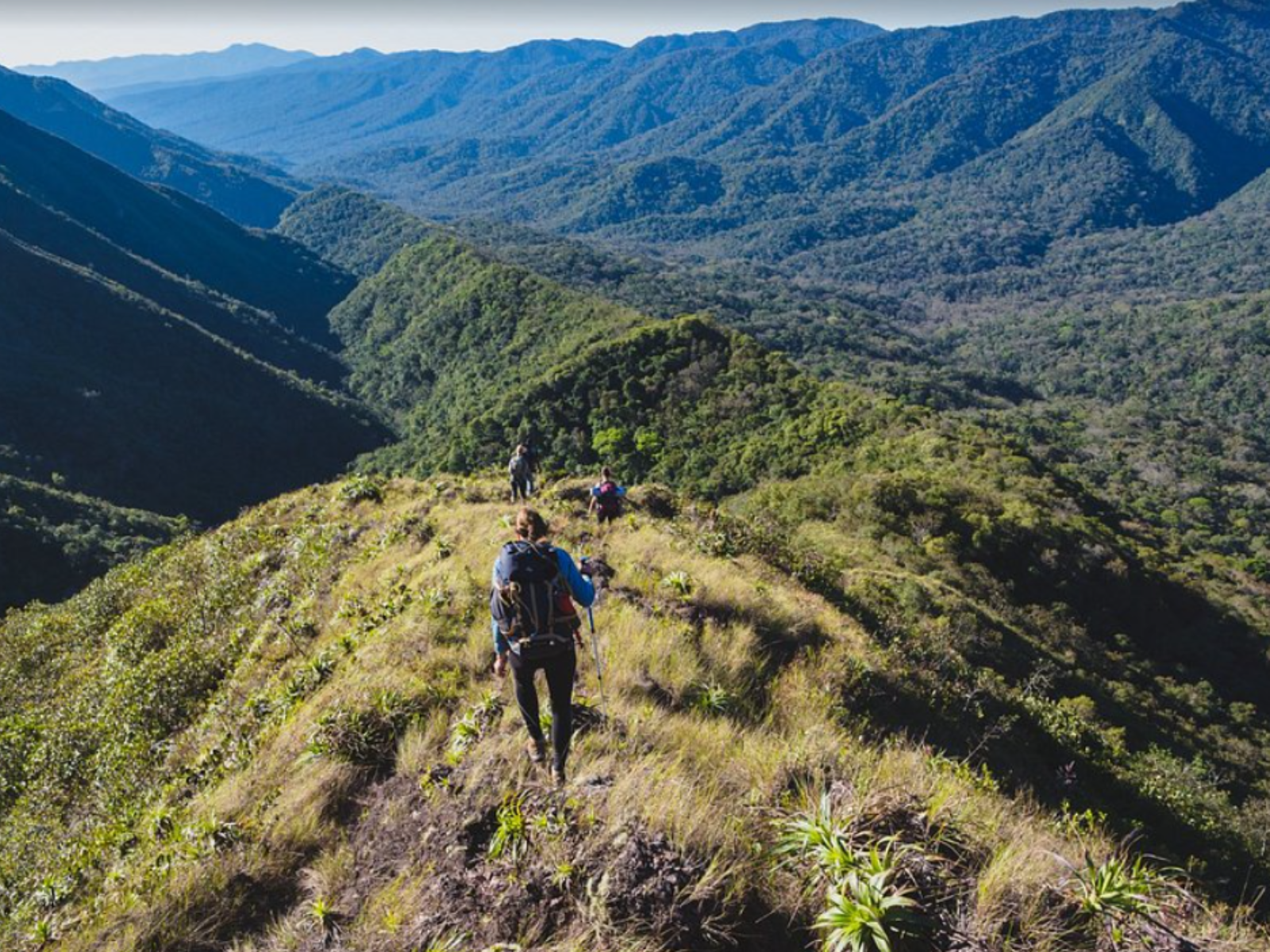 Rondreis Bolivia, Samaipata, excursie hike Amboro National Park, hikers op bergen