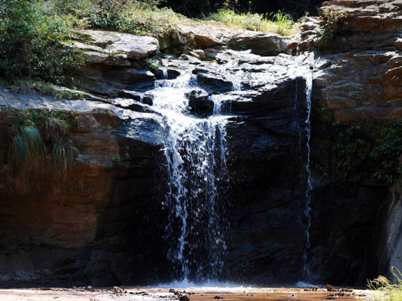 Rondreis Bolivia, Samaipata, excursie hike Amboro National Park, waterval donker