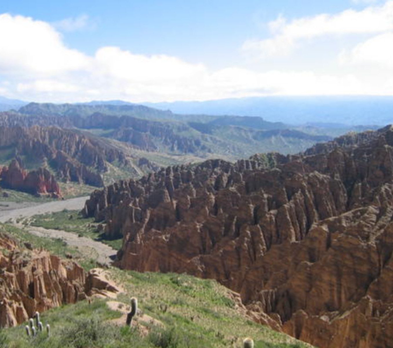 Rondreis Bolivia, Sucre, excursie hike Cordillera de los Frailes, omgeving en uitzichten op monolieten