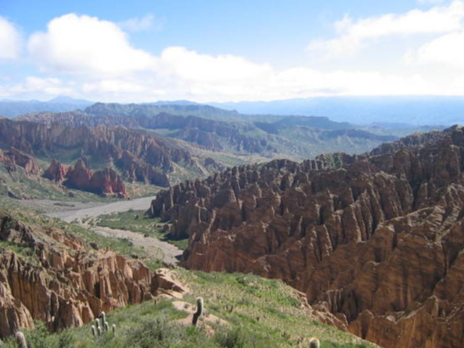 Rondreis Bolivia, Sucre, excursie hike Cordillera de los Frailes, omgeving en uitzichten op monolieten