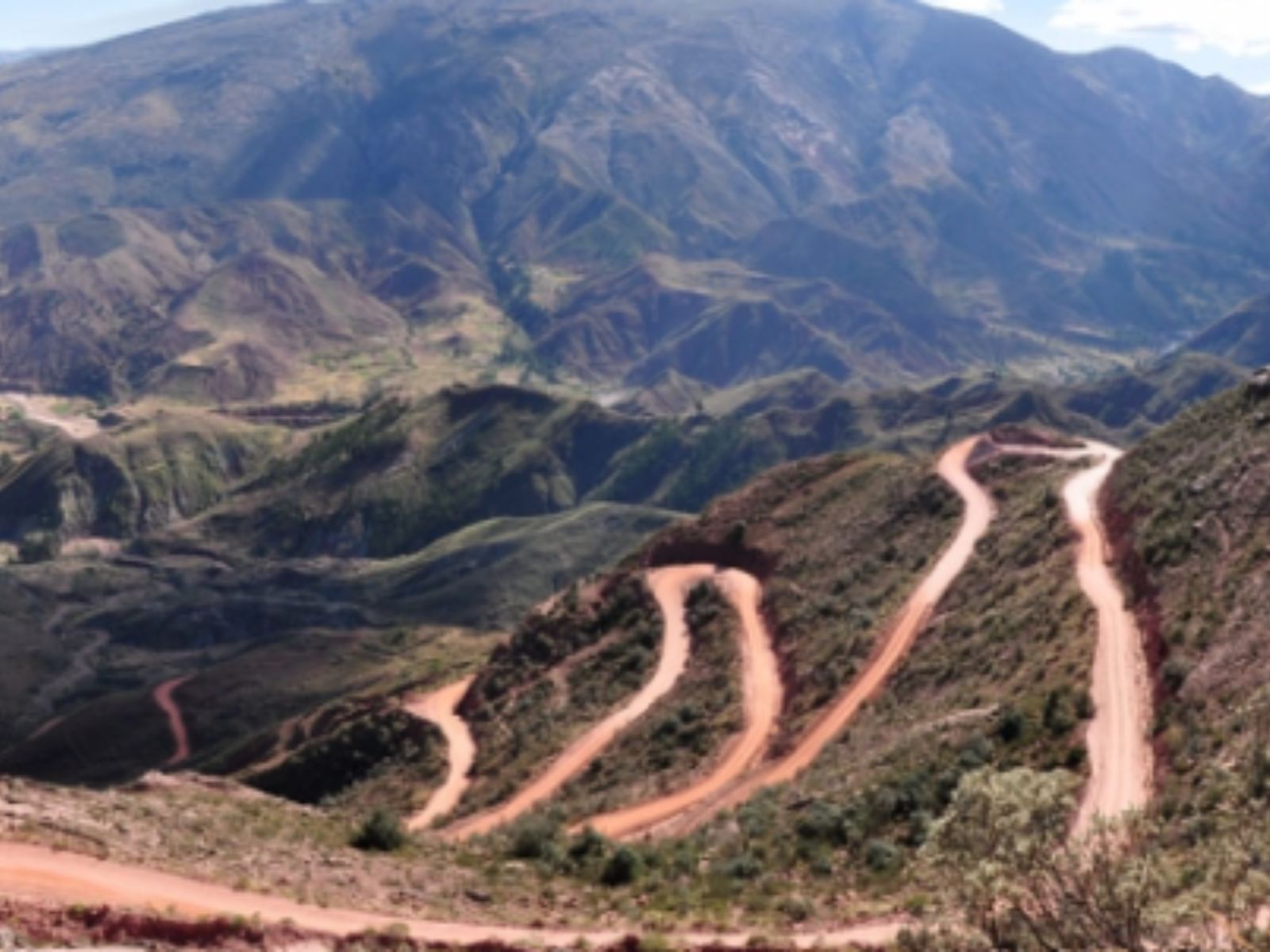 Rondreis Bolivia, Sucre, excursie hike Cordillera de los Frailes, uitzicht op slingerende weg met bergen