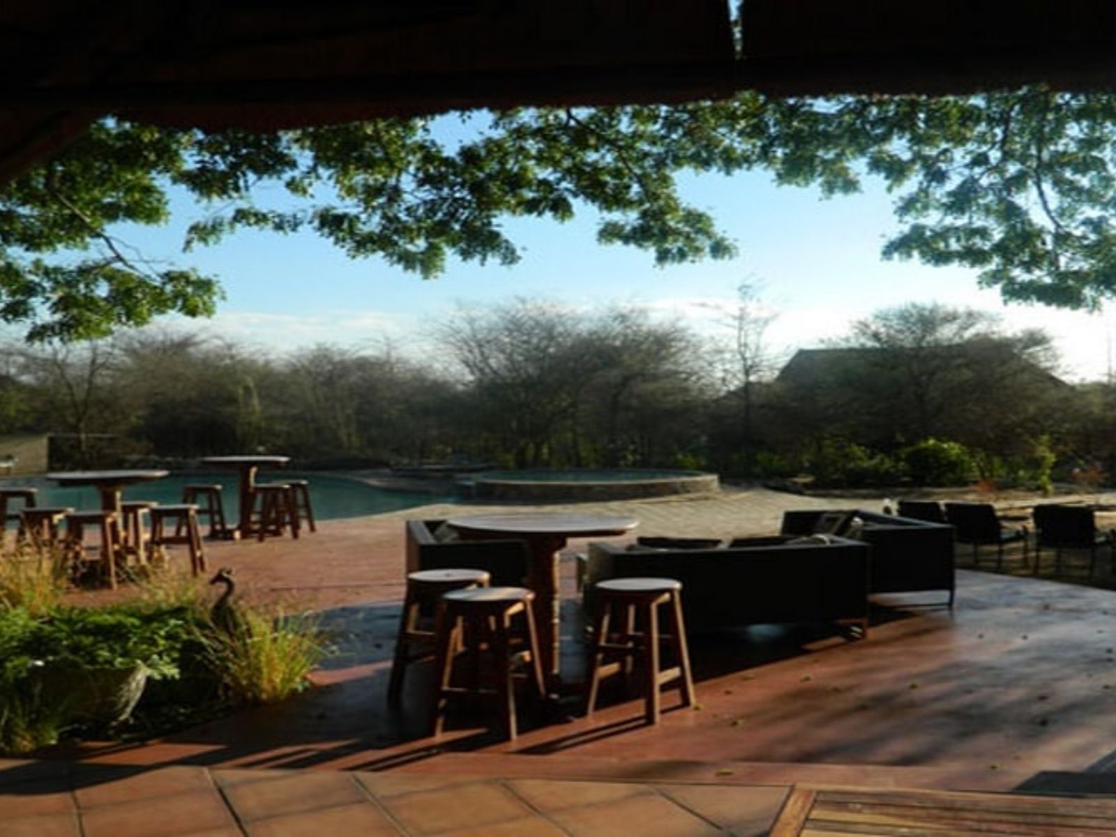 Rondreis Botswana, Kasane, Kwalape Safari Lodge, restaurant buiten terras