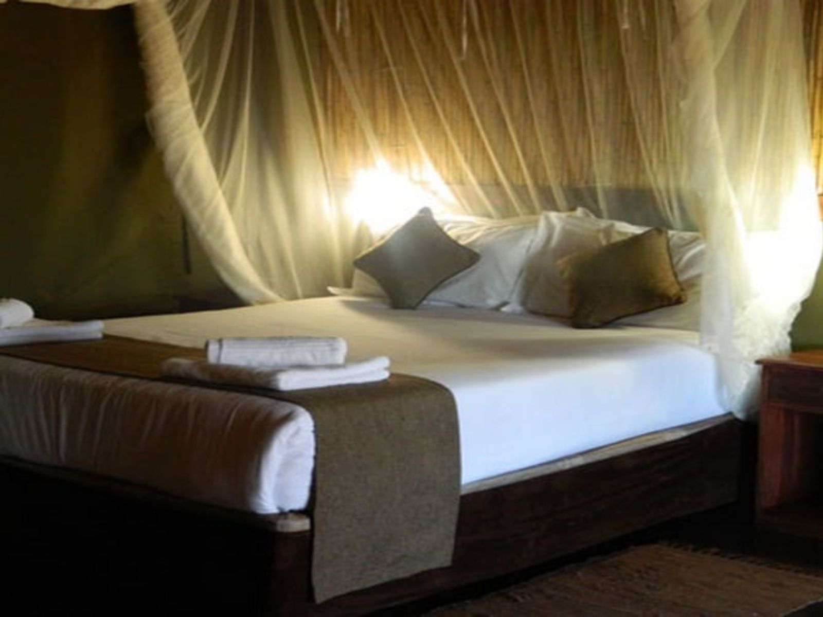 Rondreis Botswana, Kasane, Kwalape Safari Lodge, suite bed