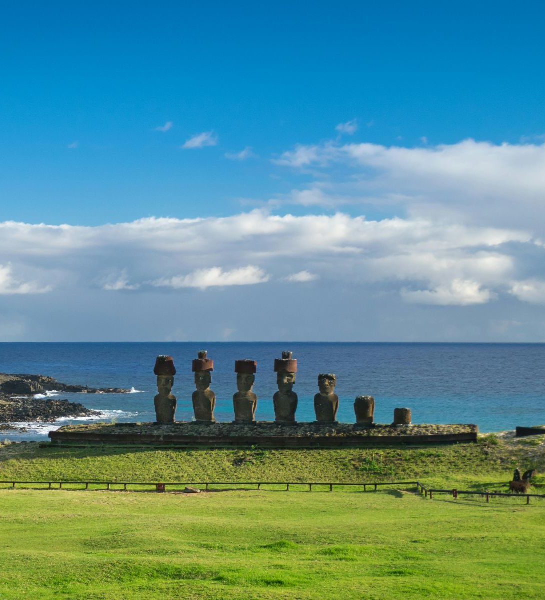 Rondreis Chili, Paaseiland, excursie Moai en mysterie, beelden kijken uit op zee