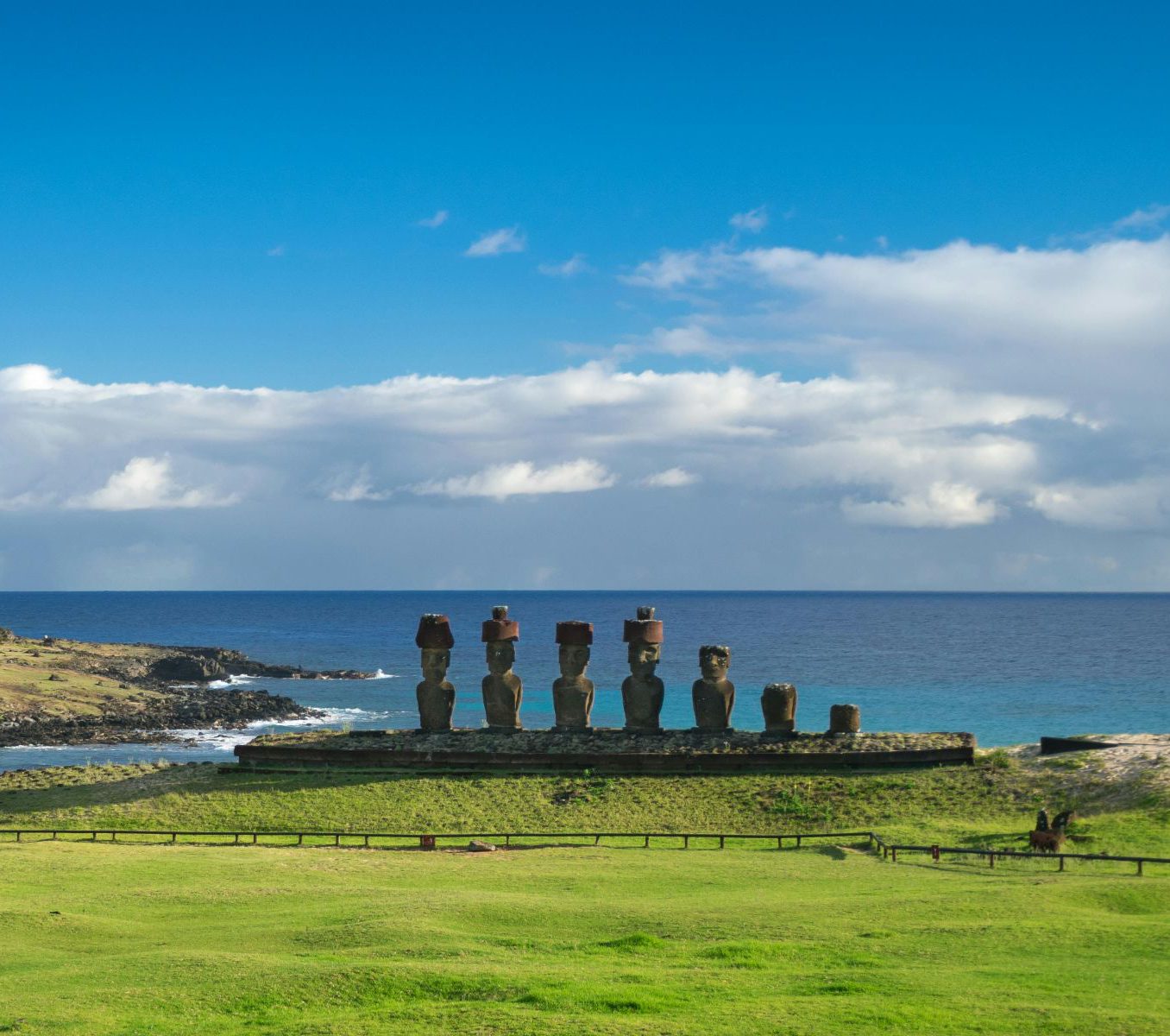 Rondreis Chili, Paaseiland, excursie Moai en mysterie, beelden kijken uit op zee