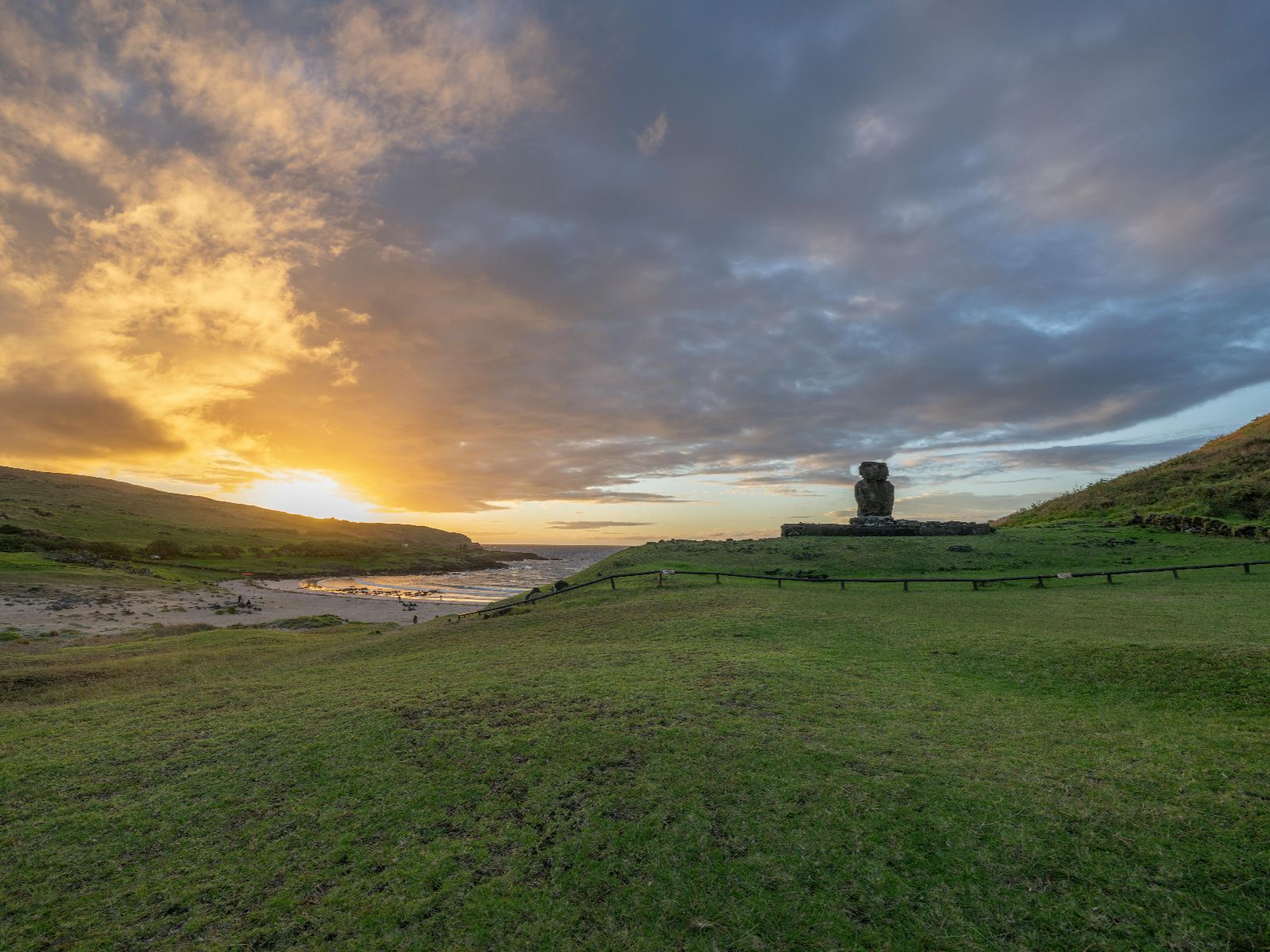 Rondreis Chili, Paaseiland, excursie Moai en mysterie, beelden kijken uit op zee, zonsondergang Boven Ahu Tahai