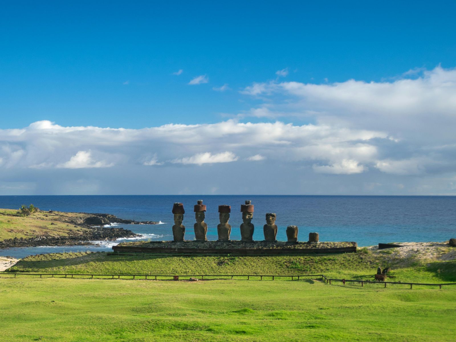 Rondreis Chili, Paaseiland, excursie Moai en mysterie, beelden kijken uit op zee