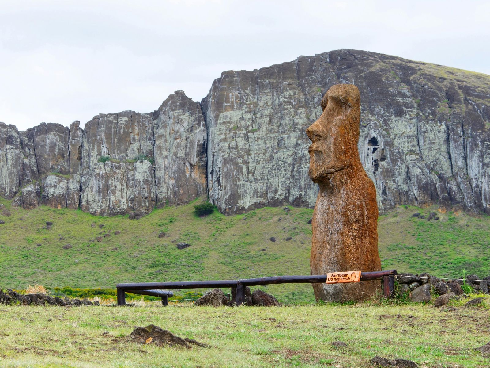 Rondreis Chili, Paaseiland, excursie ontdekkingstocht van Paaseiland, hanga roa met rotsen