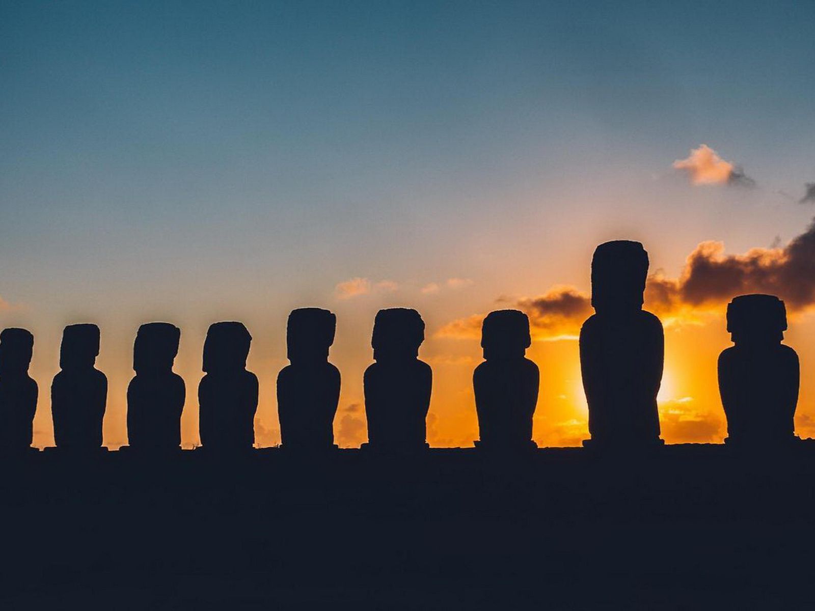 Rondreis Chili, Paaseiland, excursie van Rano Raraku tot Anakena Beach, Ahu Tongariki met zonsondergang