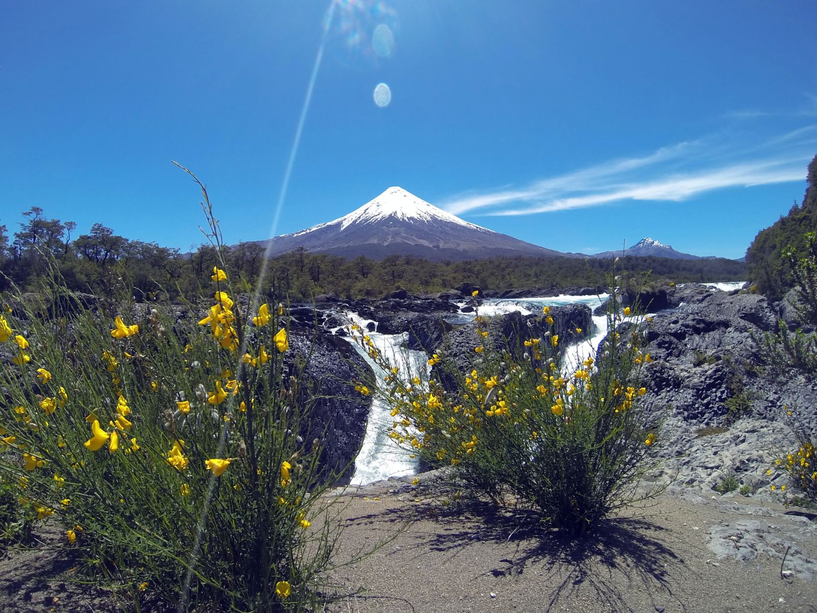 Rondreis Chili, Puerto Varas, excursie hiken bij de Osorno vulkaan en Petrohue watervallen, Osorno van een afstand