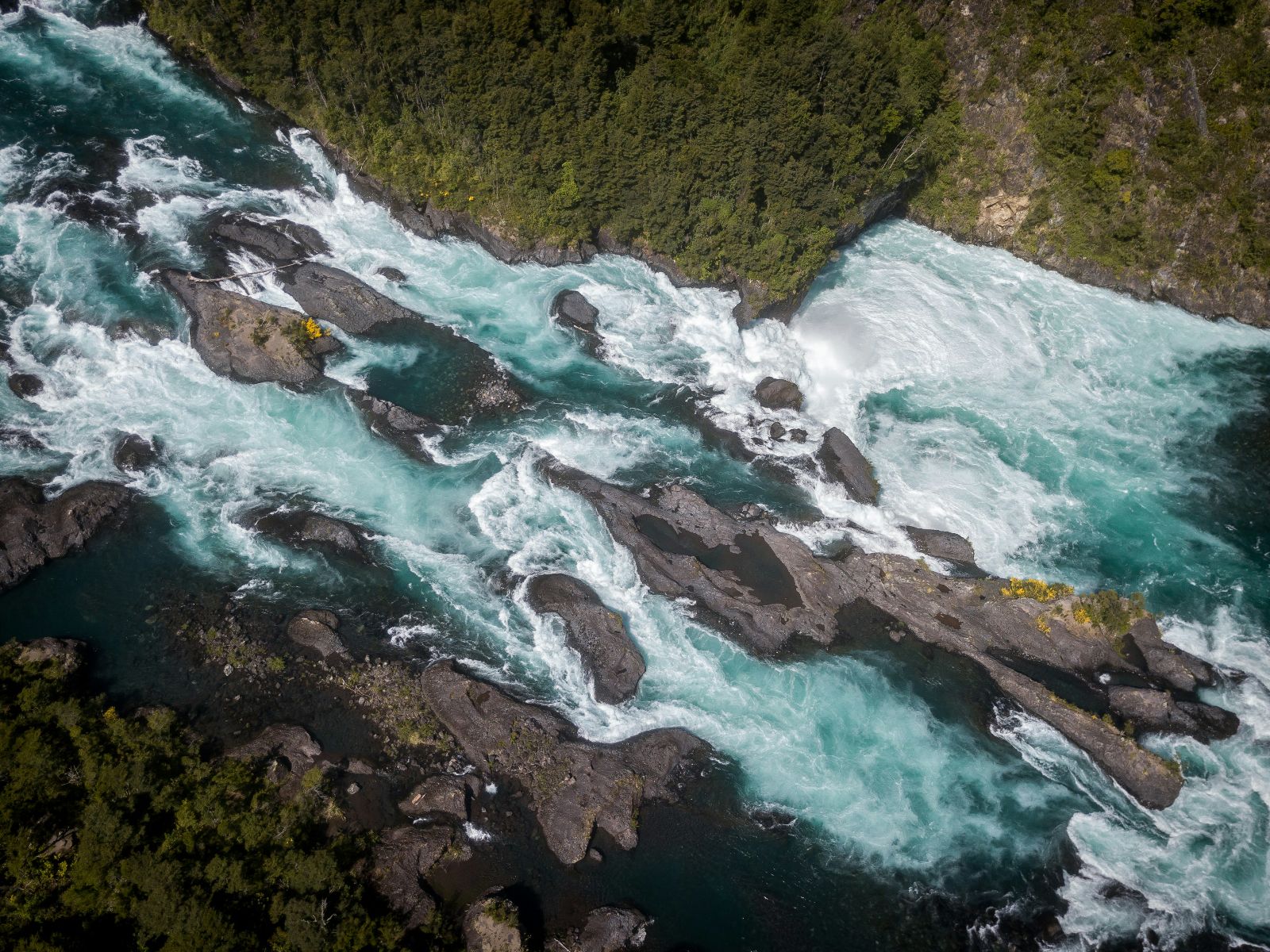 Rondreis Chili, Puerto Varas, excursie hiken bij de Osorno vulkaan en Petrohue watervallen, stroming Petrohue