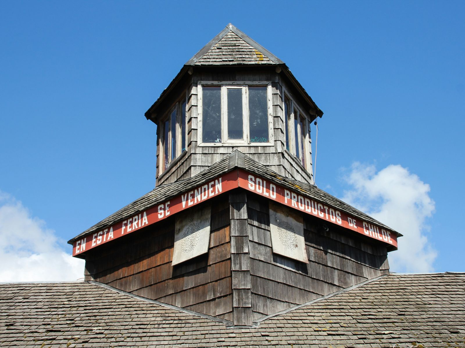 Rondreis Chili, Puerto Varas, excursie magische eiland Chiloé, kerk met blauwe lucht