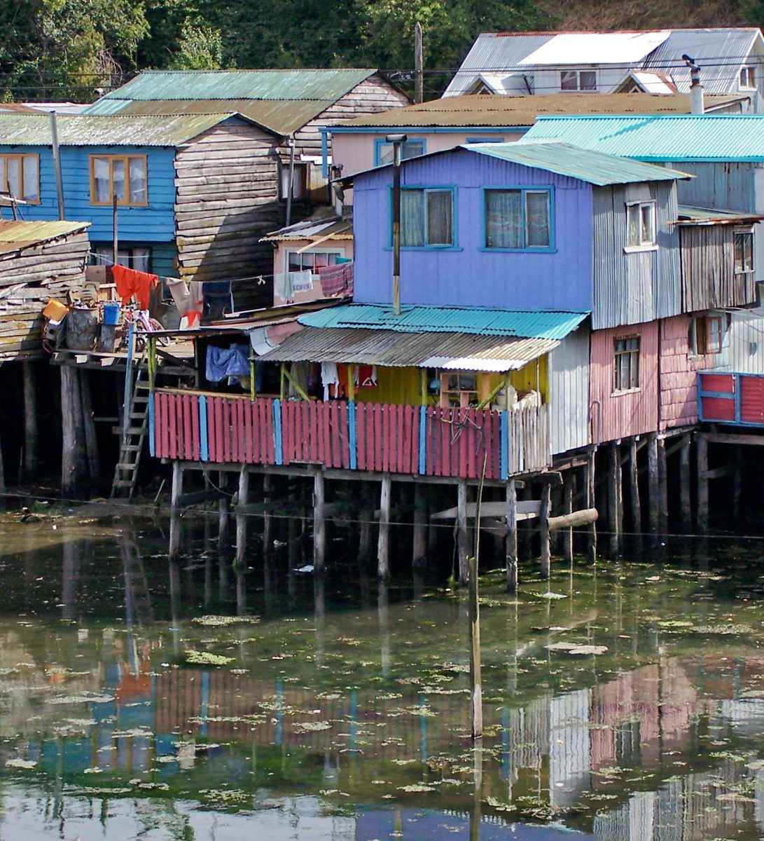 Rondreis Chili, Puerto Varas, excursie magische eiland Chiloé, paisaje palafito huizen op palen