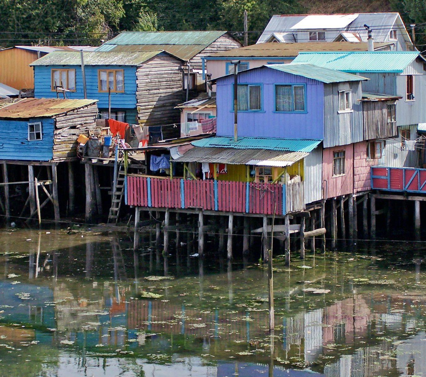 Rondreis Chili, Puerto Varas, excursie magische eiland Chiloé, paisaje palafito huizen op palen