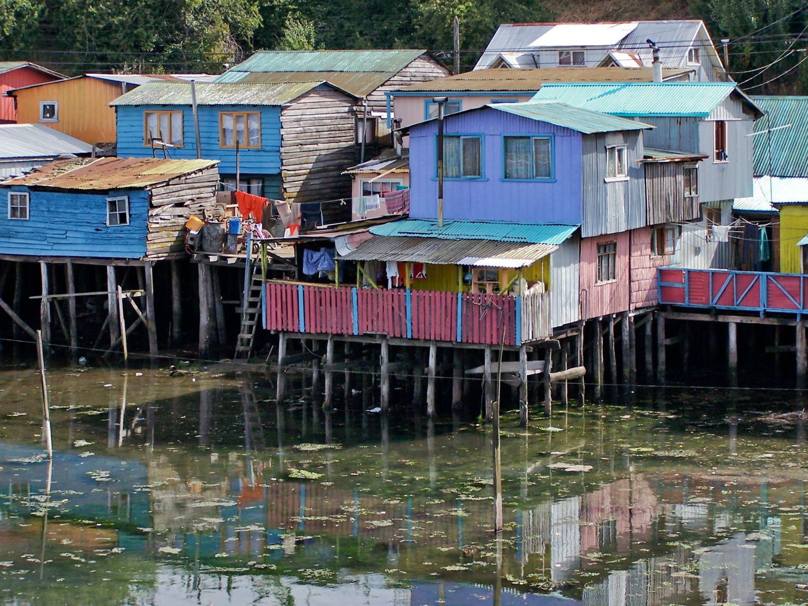 Rondreis Chili, Puerto Varas, excursie magische eiland Chiloé, paisaje palafito huizen op palen
