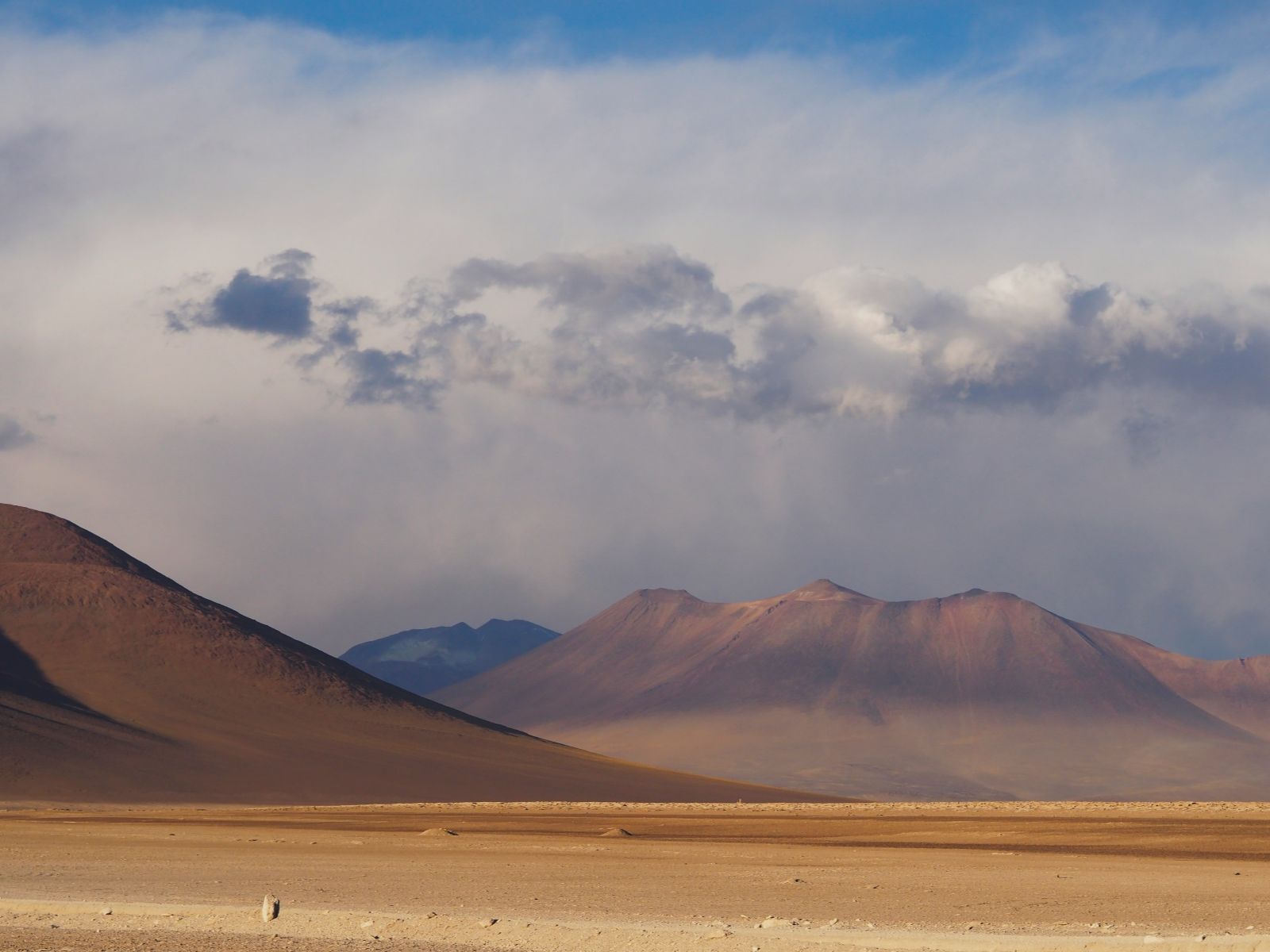 Rondreis Chili, San Pedro de Atacama, excursie Lagunas Altiplanicas zoutvlakte Atacama, landschap met wolk