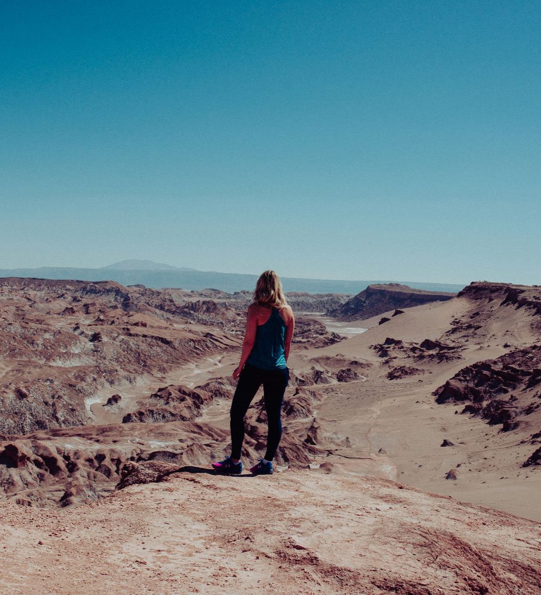 Rondreis Chili, San Pedro de Atacama, excursie buitenaardse landschappen in de Vallei van de Maan, wandelaar met uitzicht op de vallei