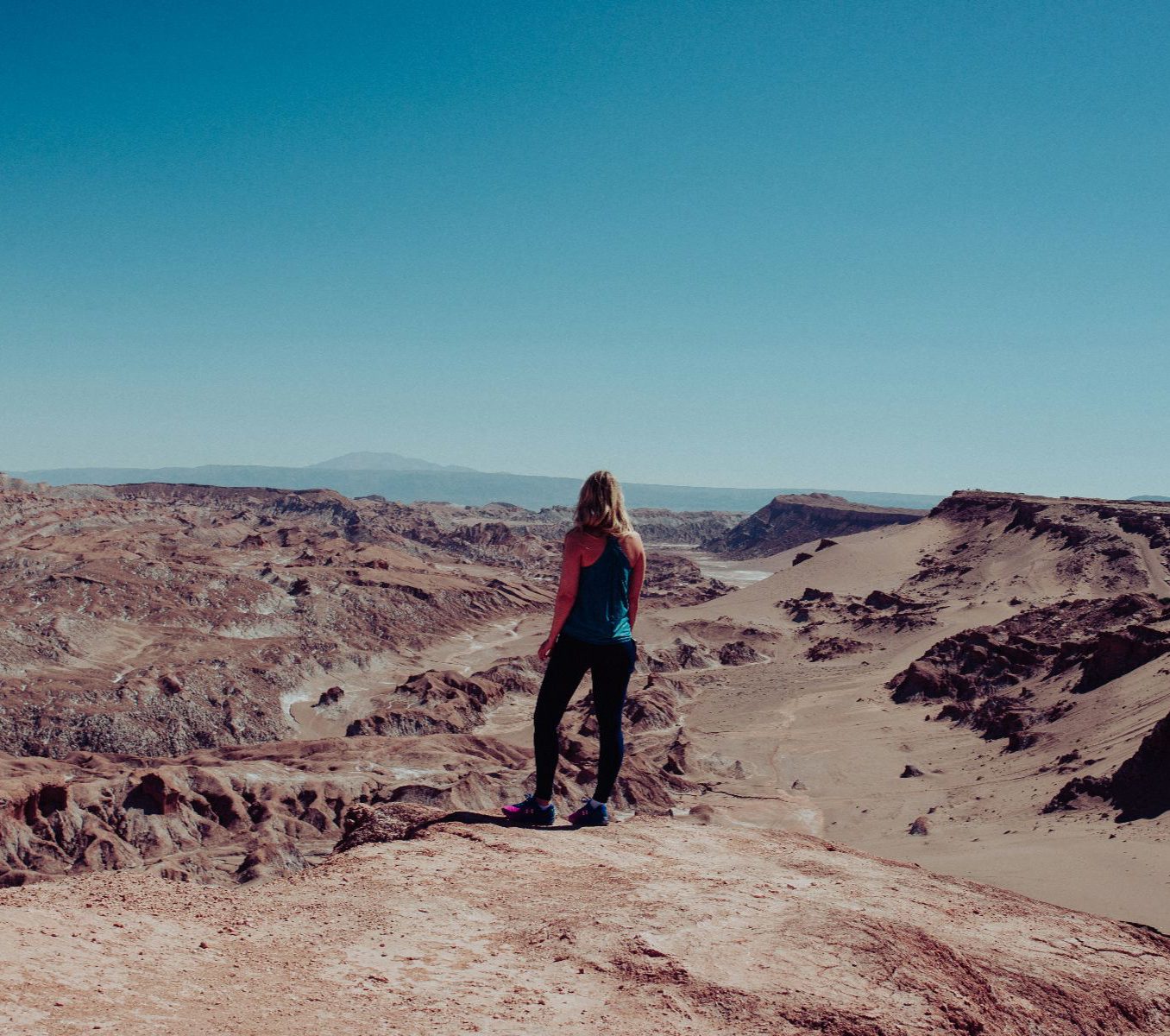Rondreis Chili, San Pedro de Atacama, excursie buitenaardse landschappen in de Vallei van de Maan, wandelaar met uitzicht op de vallei